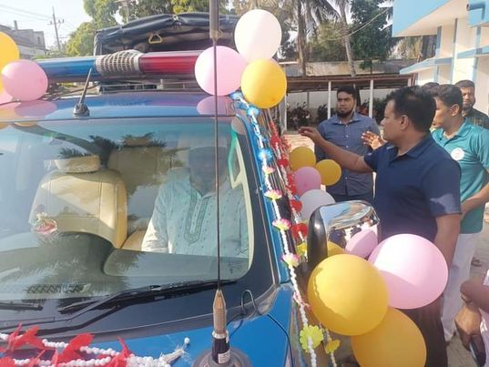 সখীপুরে ফুল দিয়ে সাজানো ওসির গাড়িতে বাড়ি গেলেন পুলিশ কনস্টেবল মিজানুর