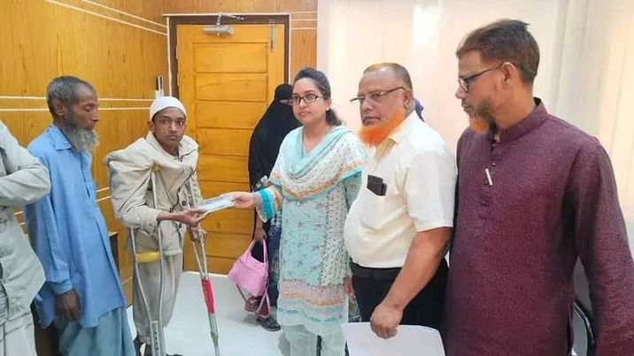 কালকিনিতে দরিদ্রদের মাঝে অনুদানের চেক প্রদান। 