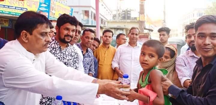 টাঙ্গাইলে কেন্দ্রীয় মানবিক যুবলীগ নেতা এড.মামুনুর রশিদের পক্ষ থেকে গ্রহণ ইচ্ছুক শ্রমজীবীদের মাঝে ইফতার বিতরণ 