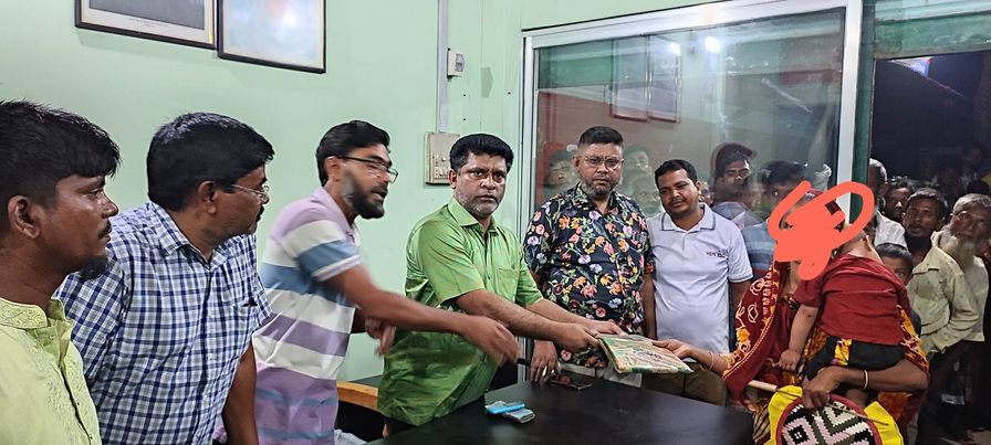 ঠাকুরগাঁওয়ে বালিয়ার চেয়ারম্যান ভূট্টো চৌধুরী এর উদ্যোগে নগদ অর্থ ও বস্ত্র বিতরণ 