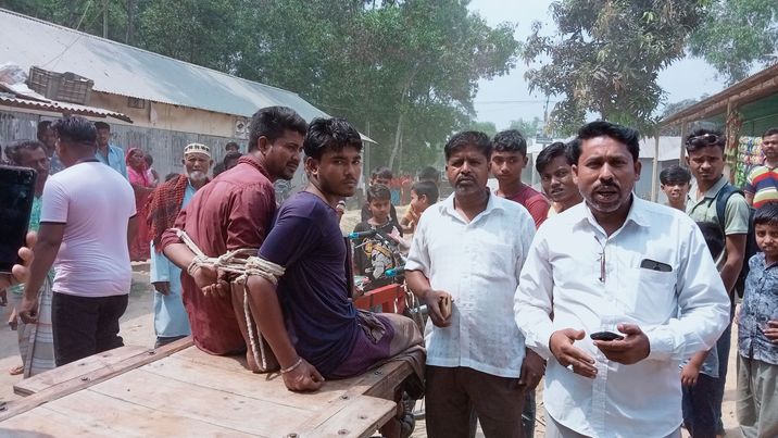 ঘাটাইলে জনতার হাতে দুই চোর আটক