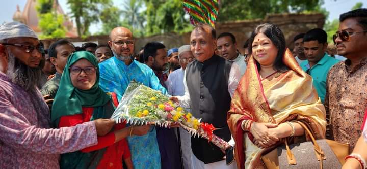 যশোরেশ্বরী কালী মন্দিরে পূজা দিলেন এমপি অসীম কুমার উকিল ও তার সহধর্মিনী। 
