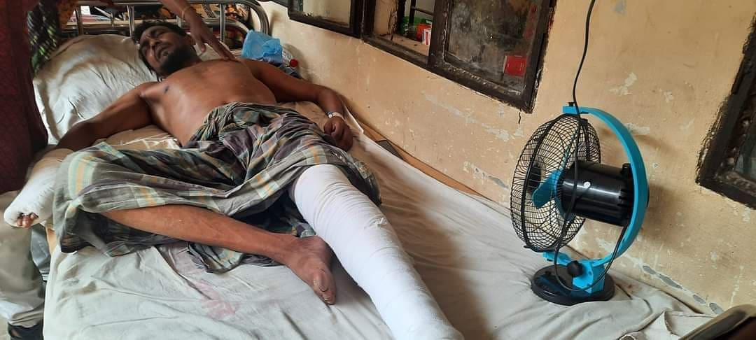 মাদারীপুরের কাল‌কি‌নি পৌরসভার টোল আদায়কারীকে হ‌কি‌স্টিক ও হাতু‌ড়ি দি‌য়ে হাত-পা ভে‌ঙ্গে দেওয়ার অ‌ভি‌যোগ
