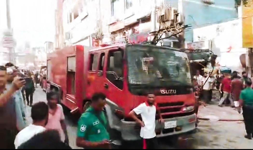রংপুরে মুক্তিযুদ্ধ মার্কেটে লাগোয়া বিল্ডিং এ অগ্নিকান্ড। 