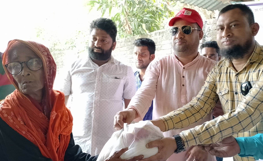 শেরপুর জেলা স্বেচ্ছাসেবক লীগের যুগ্ন আহবায়ক ইয়াকুবের উদ্যোগে ৩ শতাধিক পরিবারের মাঝে ঈদ সামগ্রী  বিতরণ। 