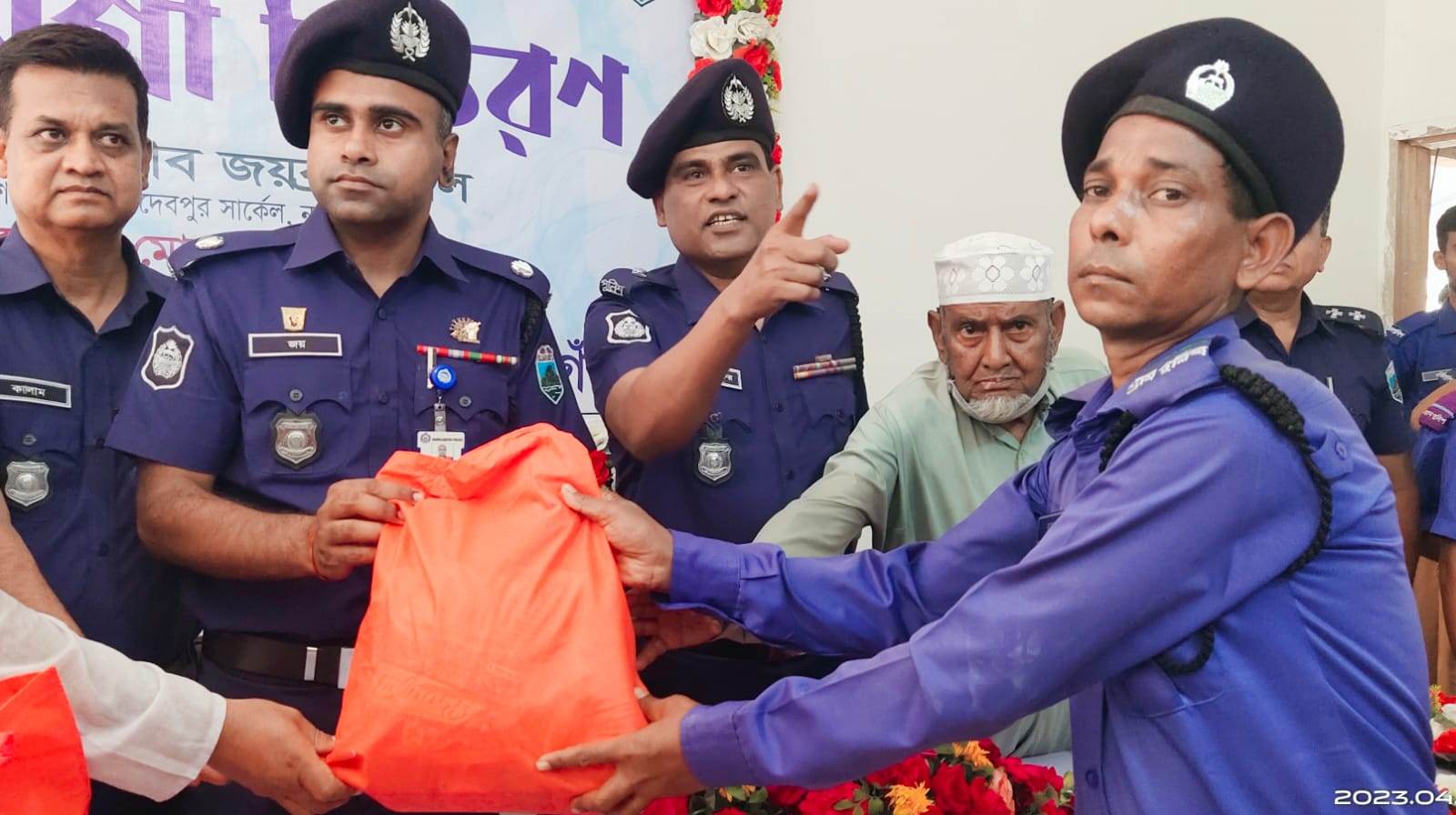 নওগাঁয় গ্রাম পুলিশদের মাঝে ঈদ সামগ্রী বিতরণ