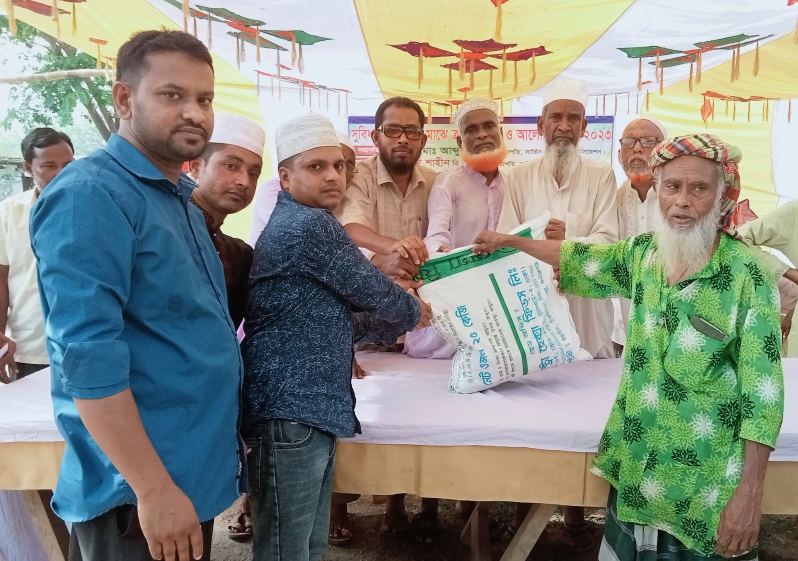 টাঙ্গাইলে হেংগারচালা গ্রামবাসী ও সার্ভিস হোল্ডার এসোসিয়েশনের এর ঈদ সামগ্রী বিতরণ