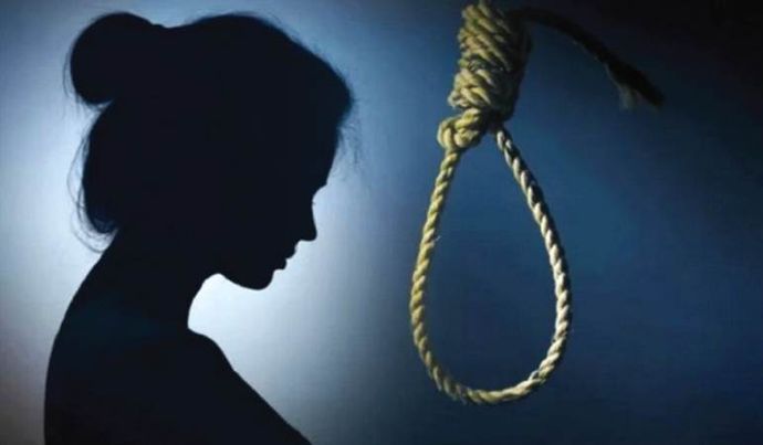 বরগুনায় টিভি দেখা নিয়ে রাগ করায় বাবার সাথে অভিমান করে কিশোরীর গলায় ফাঁস।