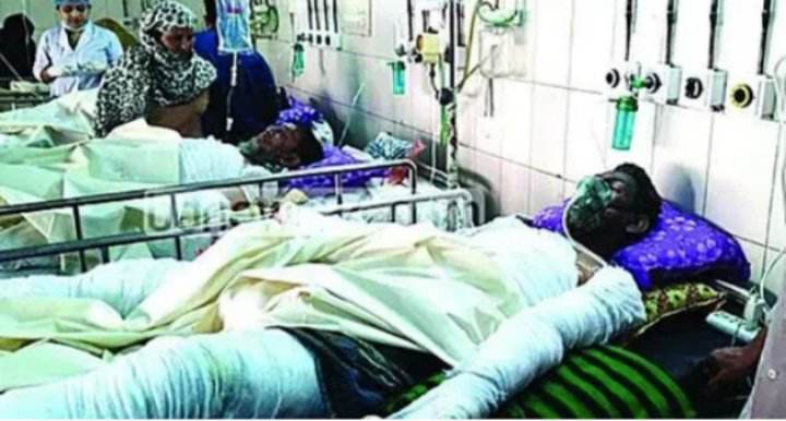 গাজীপুরের কাশিমপুরে একটি পোশাক কারখানায় বিস্ফোরণে দগ্ধ ১৮ জনকে ঢাকায় নিয়ে আসা হয়েছে।