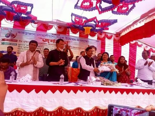 স্বাধীনতার ৫২ বছর পরে পাকা রাস্তা পেয়ে এমপিকে গণসংবর্ধনা দিল কাকড়াজান
