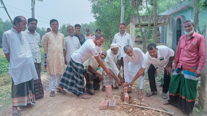 সখীপুরে ইট সলিং রাস্তার শুভ উদ্বোধন করল ইউপি চেয়ারম্যান দুলাল হোসেন