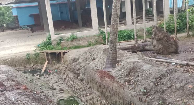 লোহাগড়া পৌর এলাকায় ড্রেন নির্মাণে ব্যাপক অনিয়মের অভিযোগ ভোগান্তিতে সাধারণ মানুষ। 