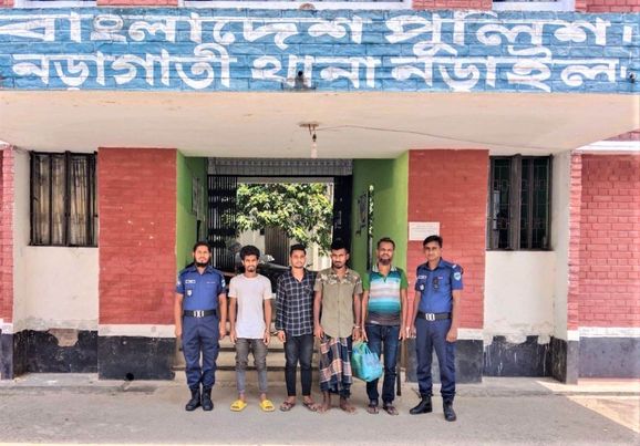 পুলিশের তৎপরতায় ৪ টি চোরাই মোবাইল ফোন ও মাদক উদ্ধার, গ্রেপ্তার ৪ 