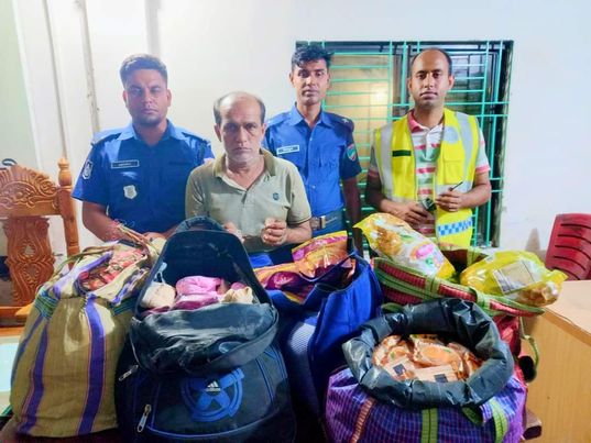 বেনাপোল পোর্ট থানা পুলিশের পৃথক দুটি সফল অভিযানে ২০০ বোতল ফেনসিডিল ও ভারতীয় অবৈধ প্রসাধনীসহ গ্ৰেফতার-০৩। 