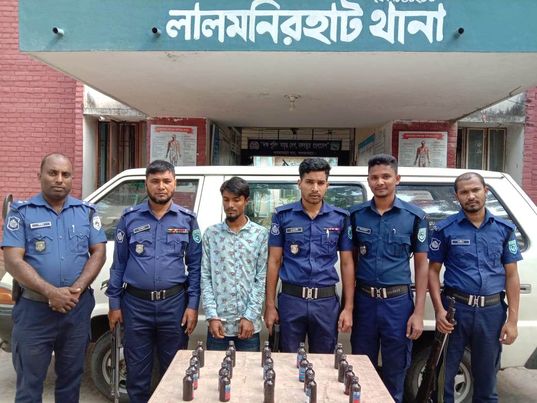 লালমনিরহাট থানার অভিযানে ২০ বোতল ফেনসিডিল, মাইক্রোবাস সহ ১ জন আটক