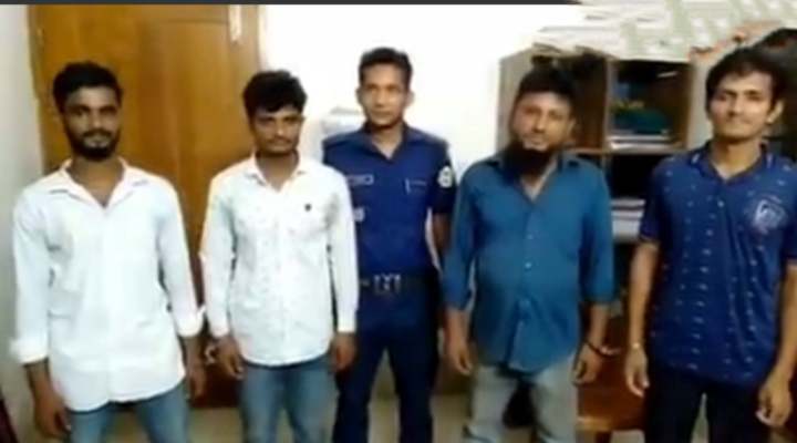 বাউফলে ফেসবুকে অস্ত্রের ছবি পোস্ট করে ভাইরাল হওয়া আসাদুজ্জামান বাবু মৃধা ৩ সহযোগীসহ আটক।