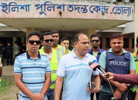 ভোলার ইলিশায় ভয়াবহ অগ্নিকাণ্ড; পুড়ে যাওয়া ঘটনাস্থল পরিদর্শনে অতিরিক্ত পুলিশ সুপার