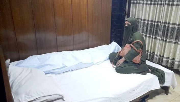 মরদেহ উঠালেন ভিআইপি কেবিনে সার্ভিস নিয়ে নানান আলোচনা সমালোচনা থাকলেও এবার মানবিক দৃষ্টান্ত দেখালেন কর্ণফুলী-১১ লঞ্চ কর্তৃপক্ষ