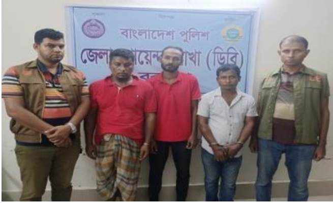  বরগুনায় মাদক ব্যবসায়ী আটক ৩ 