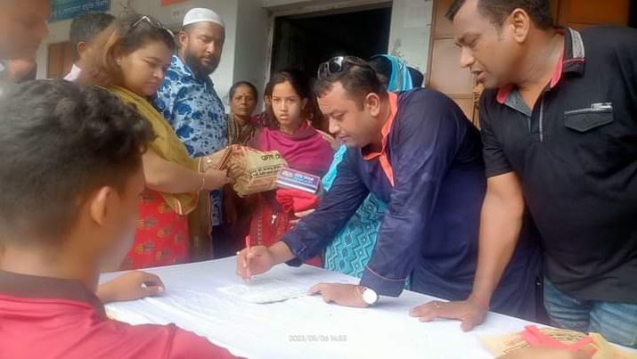 পটুয়াখালীতে অগ্নিকান্ডে ক্ষতিগ্রস্থদের শাড়ি, লুঙ্গী, অর্থ ও খাবার দিলেন এসএসসি ৯৫ ব্যাচ