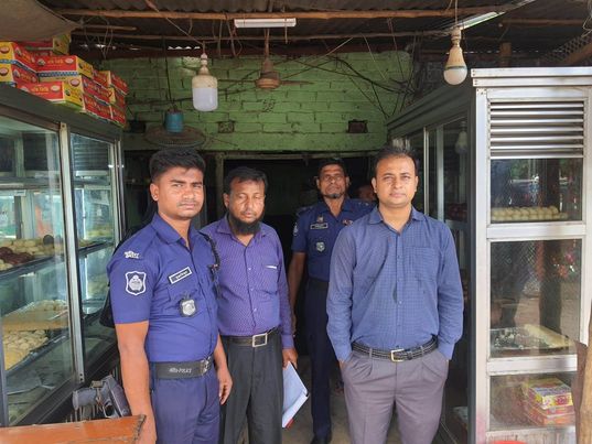 নড়াইলের লোহাগড়ায়( ৫) টি প্রতিষ্ঠানকে জরিমানা 