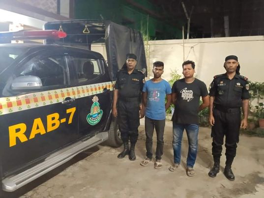 দুইজন মাদক ব্যবসায়ীকে আটক করেছে র‌্যাব-৭, চট্টগ্রাম।
