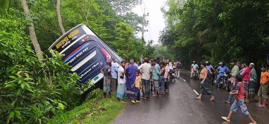 মাদারীপুরের সনমান্দি এলাকায় মাদারীপুর পরিবহনের ১ টি বাসের সাথে ইজি বাইকের সামনাসামনি সংঘর্ষে আহত- ৩