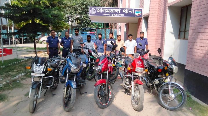 চুয়াডাঙ্গায় ৯ টি মোটরসাইকেলসহ ৬জন কে গ্রেফতার করেছে পুলিশ