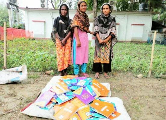 বগুড়ায় বই চুরির সময় ৩ নারী আটক 