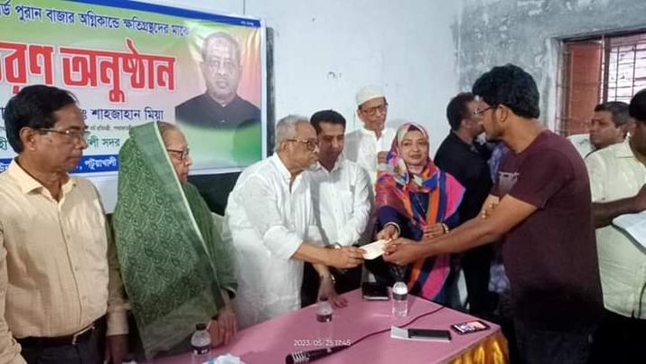 পটুয়াখালীতে অগ্নিকান্ডে ক্ষতিগ্রস্থ ৫০ পরিবারকে পাঁচ লাখ টাকার চেক প্রদান। 