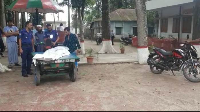 বিরোধপূর্ণ জমিতে ধান কাটাকে কেন্দ্র করে দুপক্ষের সংঘর্ষের এক কূষক আলী হোসেনের খুন হয়েছে। 