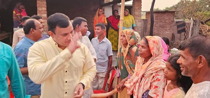 ঠাকুরগাঁওয়ে হরিপুরে অগ্নিকান্ডে ক্ষতিগ্রস্থ ২৫ টি পরিবারের পাশে:- সাংসদ পুত্র সুজন 
