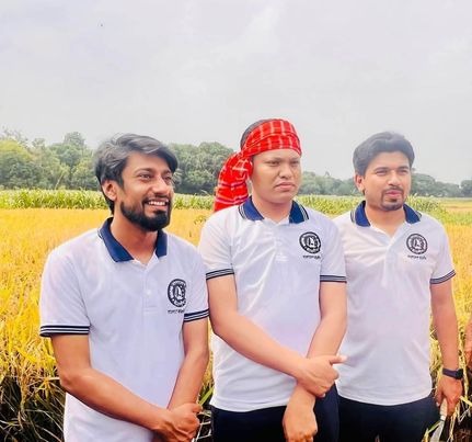 রোদে পুড়ে কৃষকের ধান কেটে দিলেন বাংলাদেশ ছাত্রলীগের বিপ্লবী সাধারণ সম্পাদক শেখ ওয়ালী আসিফ ইনান ।