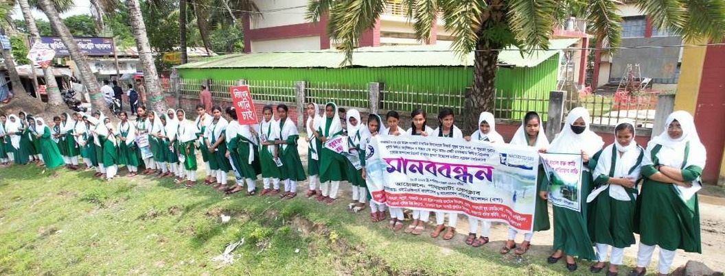 পাথরঘাটা প্রেসক্লাবসহ ১৫টি সংগঠনের উদ্যোগে খাস পুকুর সংস্কার ও নিরাপদ পানির দাবিতে মানববন্ধন 