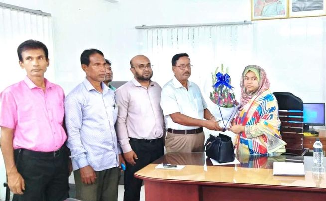 পাইকগাছায় ইউএনও'কে ফুলেল শুভেচ্ছা জানালো ইউসিসিএ'র নবনির্বাচিত নেতৃবৃন্দ