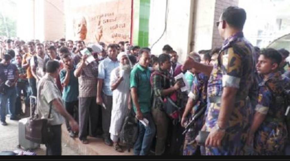 বেনাপোল চেকপোস্টে পাসপোর্ট যাএী হয়রানির অভিযোগ 