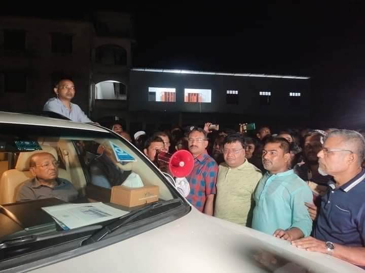 আশ্রয়কেন্দ্রে আসা মানুষদের মাঝে তোফায়েল আহমেদের খাবার বিতরণ।