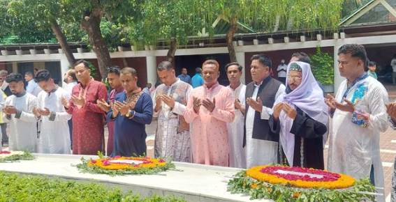 টুঙ্গিপাড়ায় বঙ্গবন্ধুর সমাধিতে টাঙ্গাইল-৫ আসনের সংসদ সদস্য আলহাজ্ব মো. ছানোয়ার হোসেনের পক্ষে শ্রদ্ধা