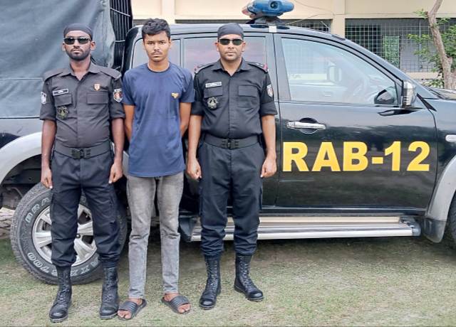 র‍্যাব-১২’র অভিযানে পান্টির তানজীল  হত্যা মামলার পলাতক  প্রধান আসামি ওবায়দা ওরফে ইমন গ্রেফতার।