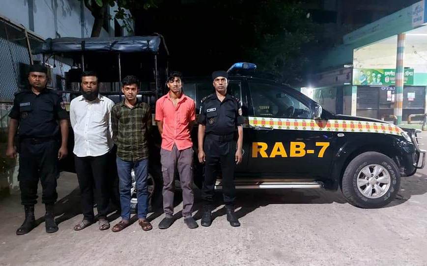 র‌্যাব-৭, চট্টগ্রামের অভিযানে নগরীর হালিশহর এলাকা হতে ৪১৬ বোতল ফেন্সিডিল উদ্ধারসহ ০৩ জন মাদক ব্যবসায়ীকে আটক।