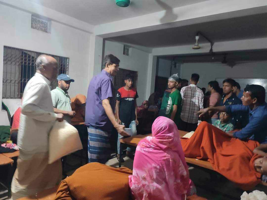 অস্থায়ী আশ্রয় কেন্দ্রে পরিদর্শন ও খাবার বিতরণ করেন  উপজেলা আওয়ামী লীগের সভাপতি অধ্যাপক এম এ মান্নান চৌধুরী