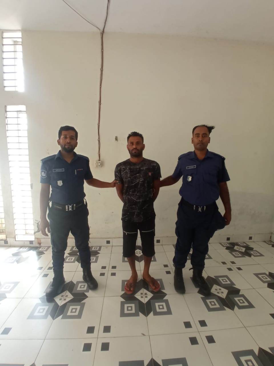 লোহাগড়ায় গ্রাম পুলিশকে কুপিয়ে হত্যার ঘটনায় মামলা, আসামি ৭, গ্রেফতার ১