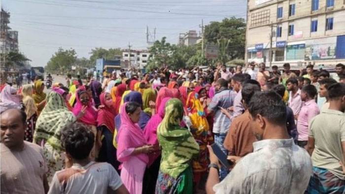 ভালুকায় বকেয়া বেতনের দাবিতে মহাসড়ক অবরোধ