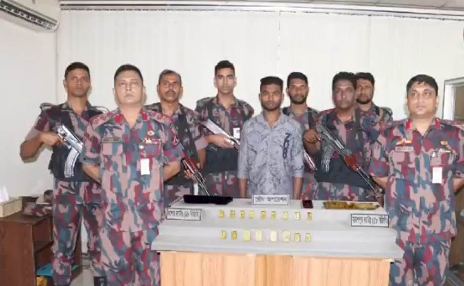 বেনাপোলে প্রায় ৩ কোটি টাকার ১৭ পিচ স্বর্ণের বারসহ পাচারকারী আটক