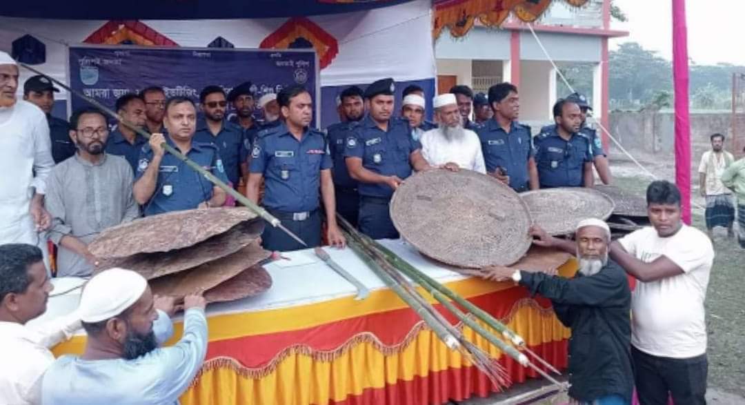 মাদারীপুরের ডাসারে পুলিশের কাছে দেশীয় অস্র জমা দিয়ে মারামারি না করে শান্তির পথে ফিরে আসার অঙ্গিকার