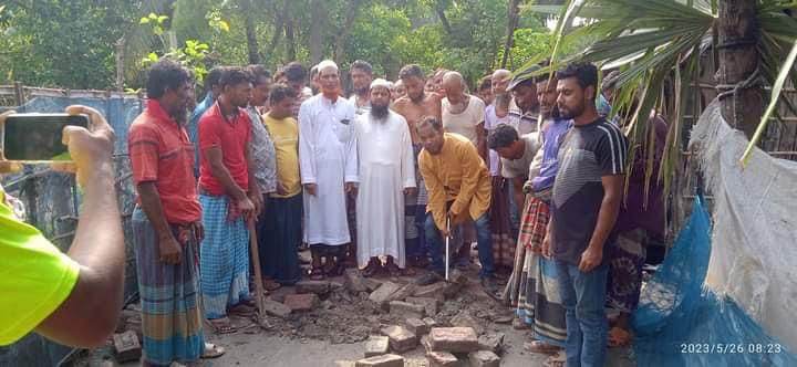 পাইকগাছার চাঁদখলীতে প্রায় ২ যুগের অবহেলিত রাস্তা সংস্কারে; এলাকায় খুশির আমেজ
