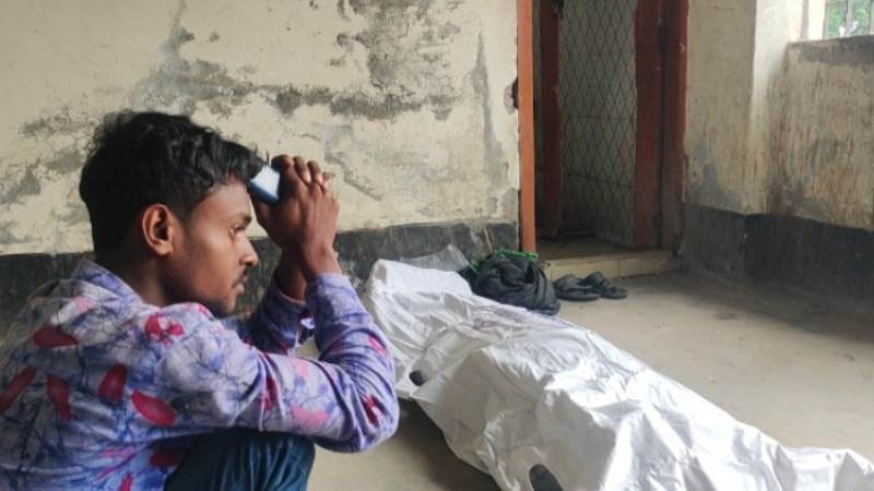 ডোমার রেল স্টেশনের বাথরুম থেকে মরদেহ উদ্ধার ১ জন।।
