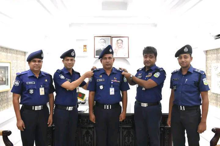 পদোন্নতি প্রাপ্ত পুলিশ সদস্যদের র‍্যাংক ব্যাজ পরালেন পুলিশ সুপার, শেরপুর