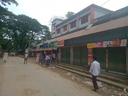 ধর্মপাশা উপজেলাধীন গাছতলা বাজার বনিক সমিতির মেয়াদ উত্তীর্ণ হওয়ায় অবৈধভাবে দখল করে আছে সভাপতি এরশাদ আকন্দ এবং সাধারণ সম্পাদক জালাল উদ্দীন।