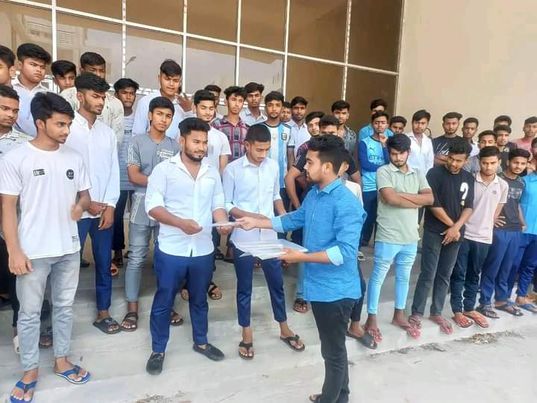 নওগাঁ মান্দায় শিক্ষার্থীদের মাঝে শিক্ষা উপকরণ বিতরণ।